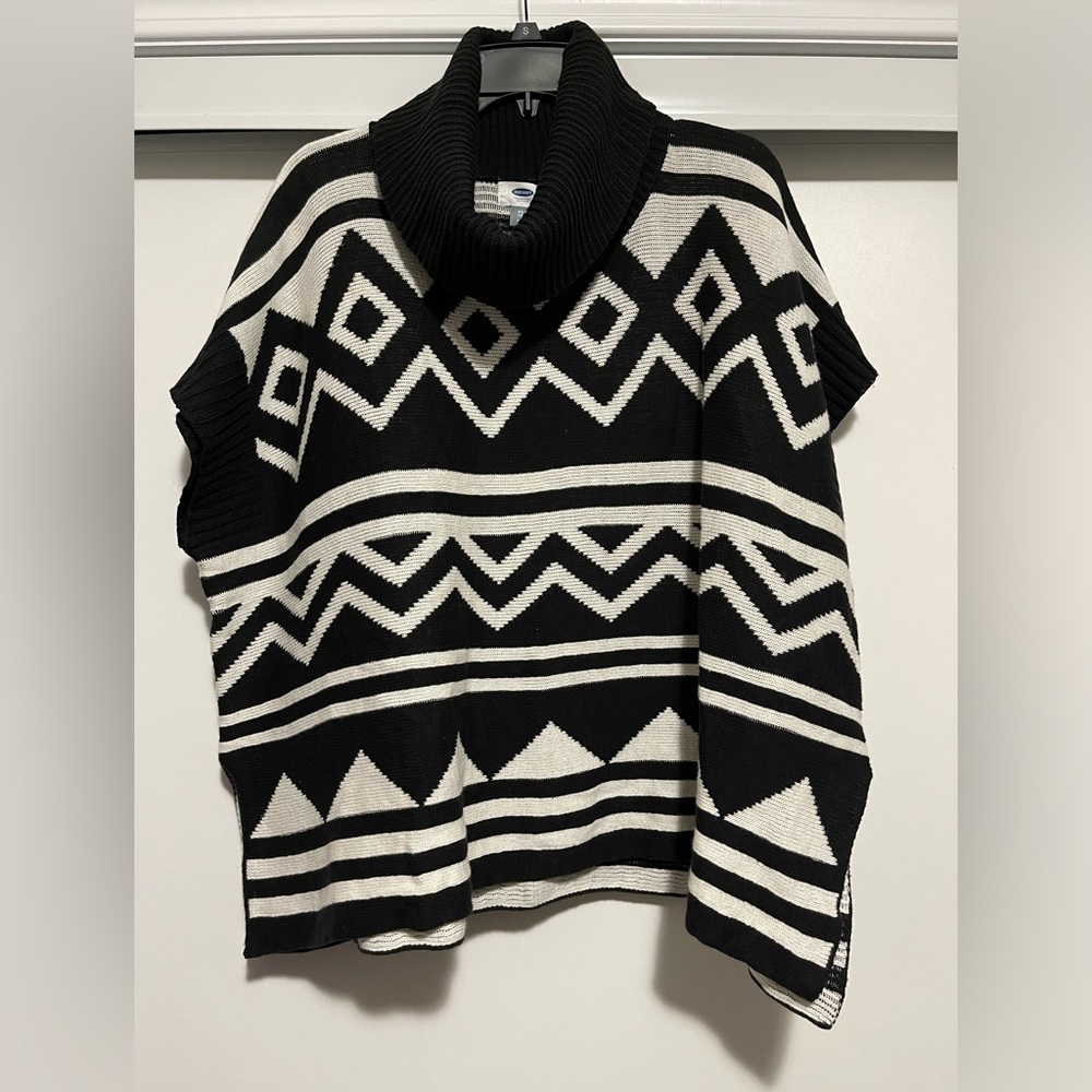 BNWT Old Navy B/W Printed Cowl Neck Poncho